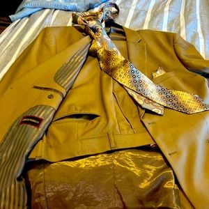 Selling nice brown suit in great condition